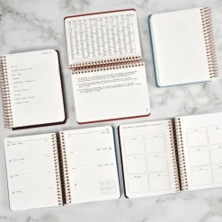 Kalender 2025 A6 vecka/uppslag marinblå