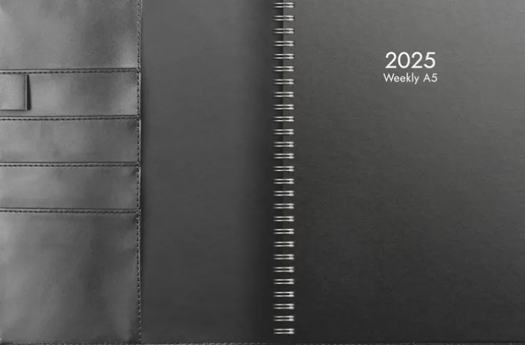 Kalender 2025 Weekly A5 svart konstläder